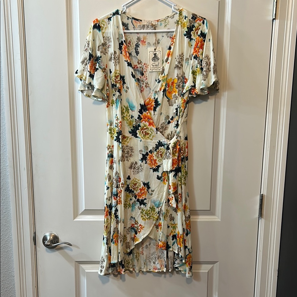 Women’s Easel Floral Wrap Dress size s. NWT